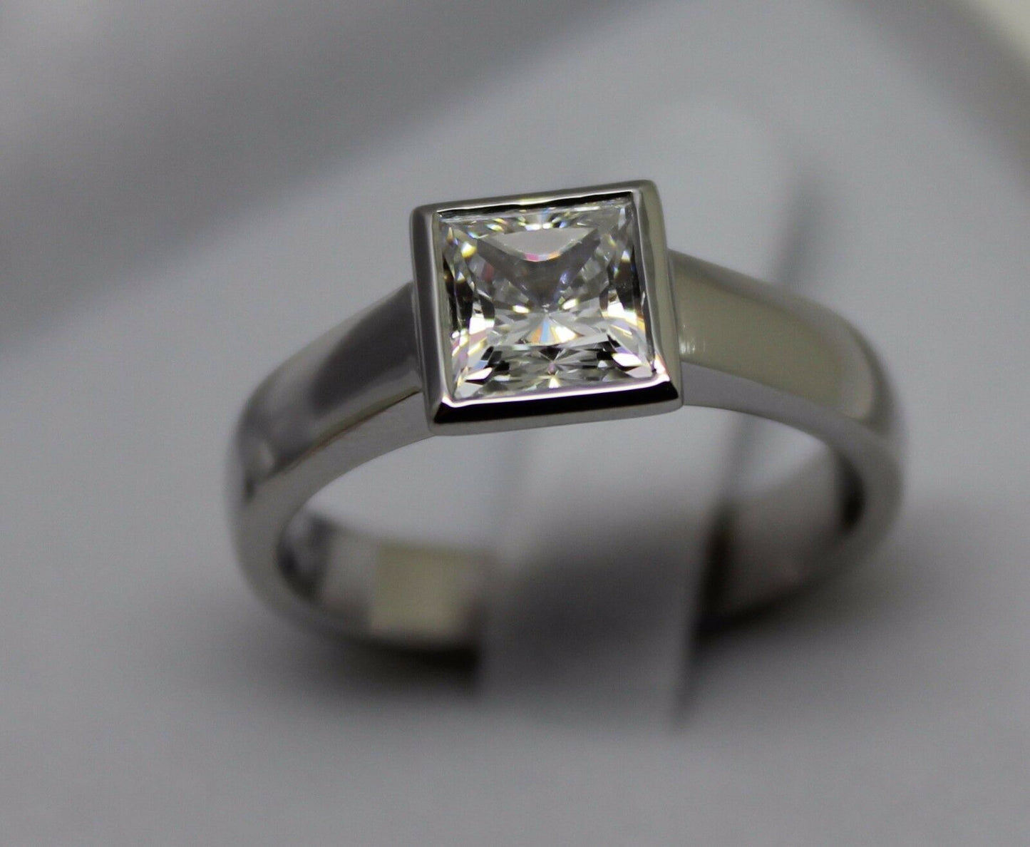 Genuine 9ct 375 Solid White Gold Heavy Solid Princess Cut Ring Size 9