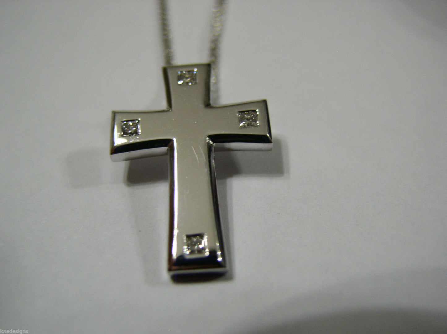 Genuine 18ct / 750 White Gold Crucifix Cross And Genuine Diamond Pendant