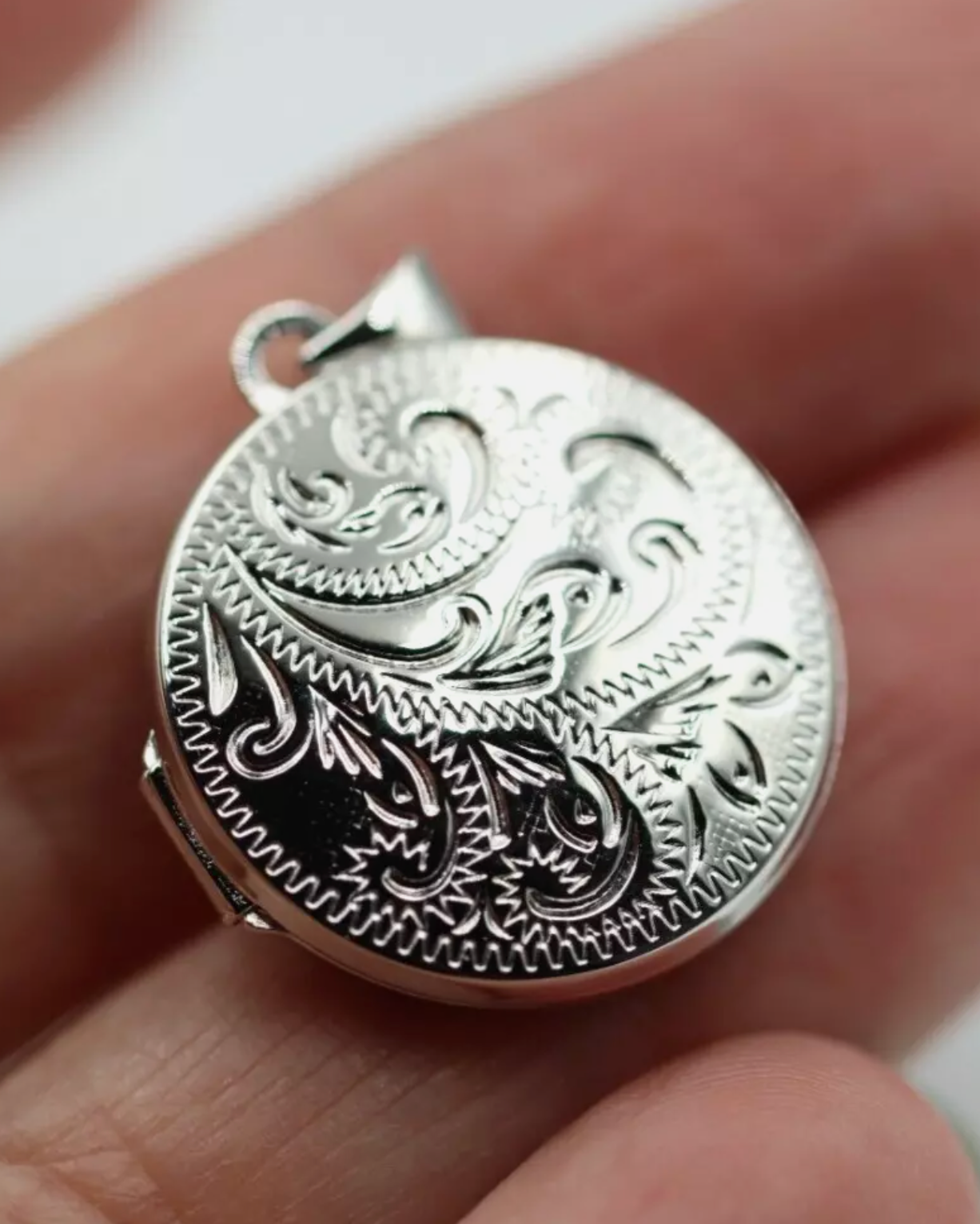 Sterling Silver 925 Engraved 20mm Round Pendant Locket