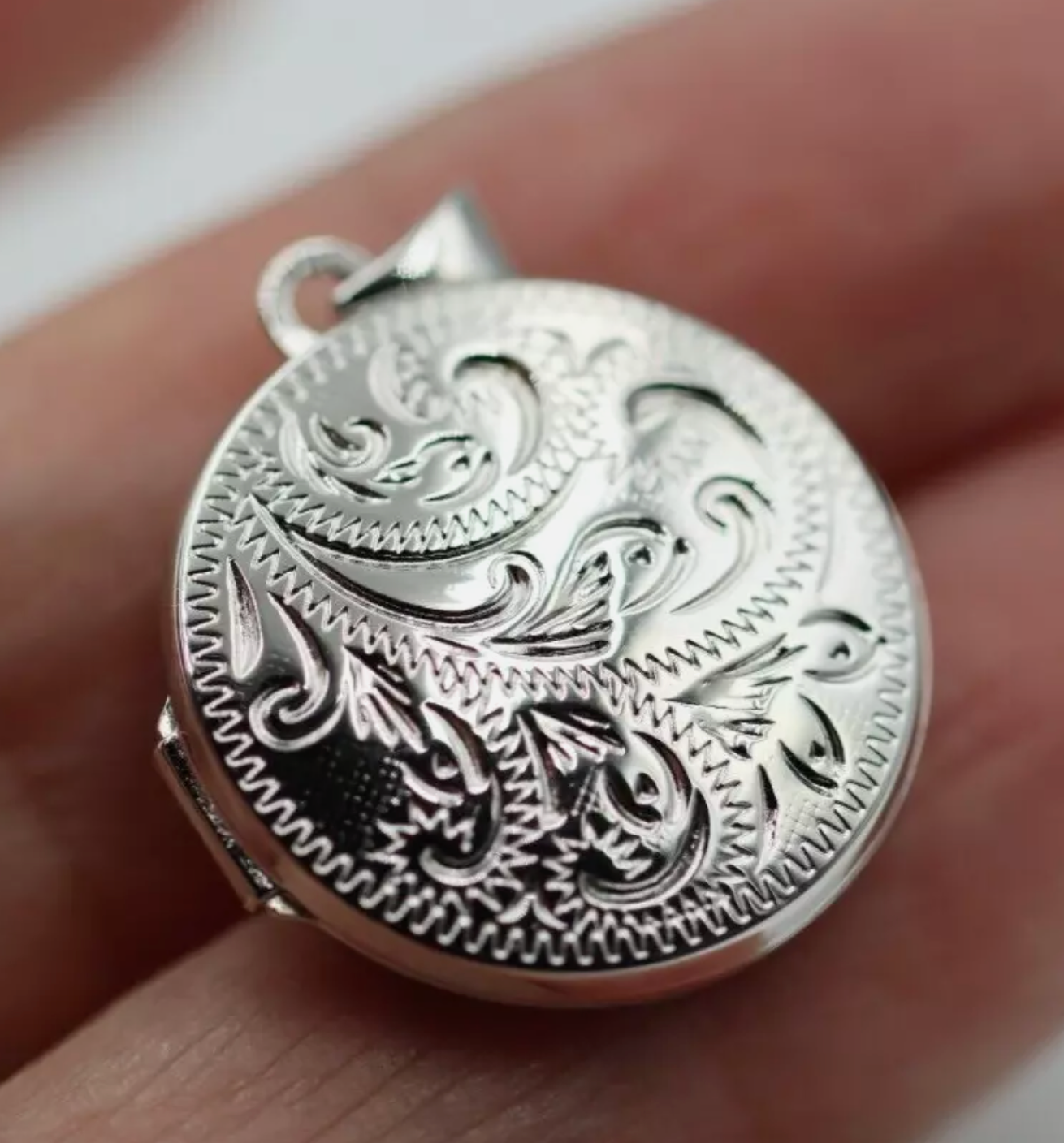 Sterling Silver 925 Engraved 20mm Round Pendant Locket