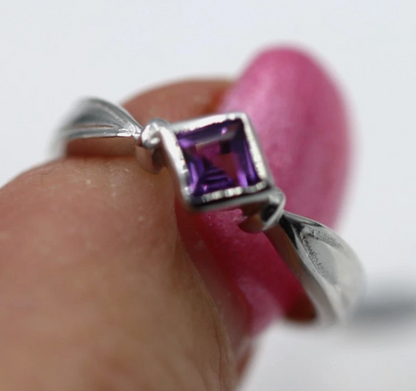 Size M Sterling Silver 925 Purple Amethyst Square Set Ring