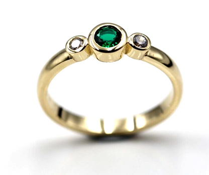 Size M Genuine 9ct 9kt Yellow, Rose or White Gold Trilogy & Emerald Ring