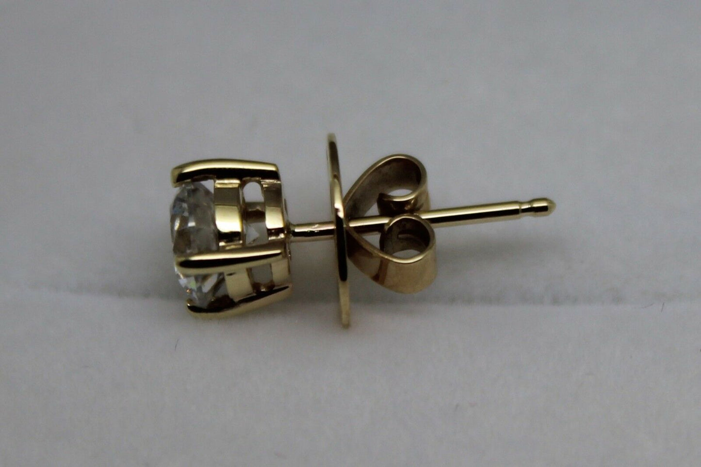 One earring Only 9k 9ct Yellow Gold Claw-set Round 5.5mm Stud Earring