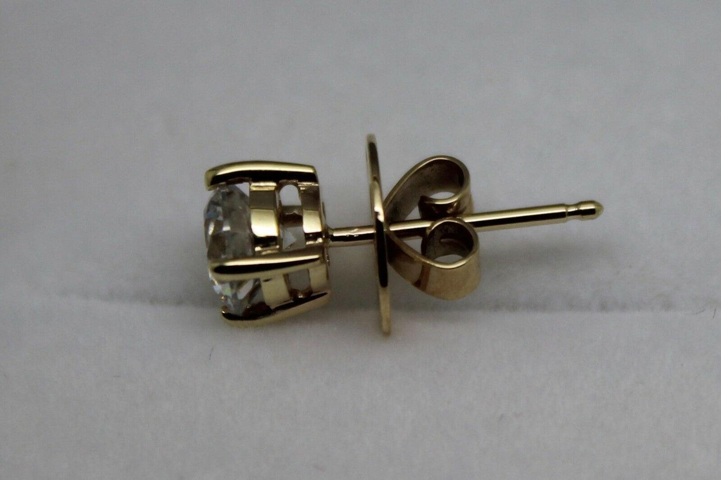 One earring Only 9k 9ct Yellow Gold Claw-set Round 5.5mm Stud Earring