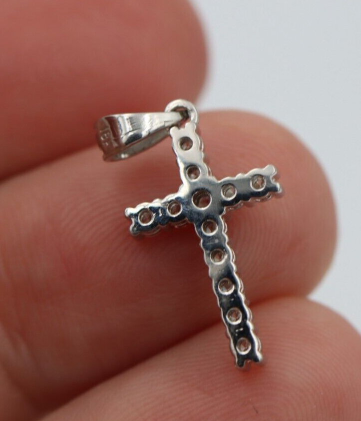 0.35cts Claw Set 18ct 750 White Gold Round Diamond Cross Pendant